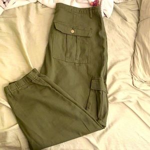 High-waisted cargo pants army green cuffed bottom